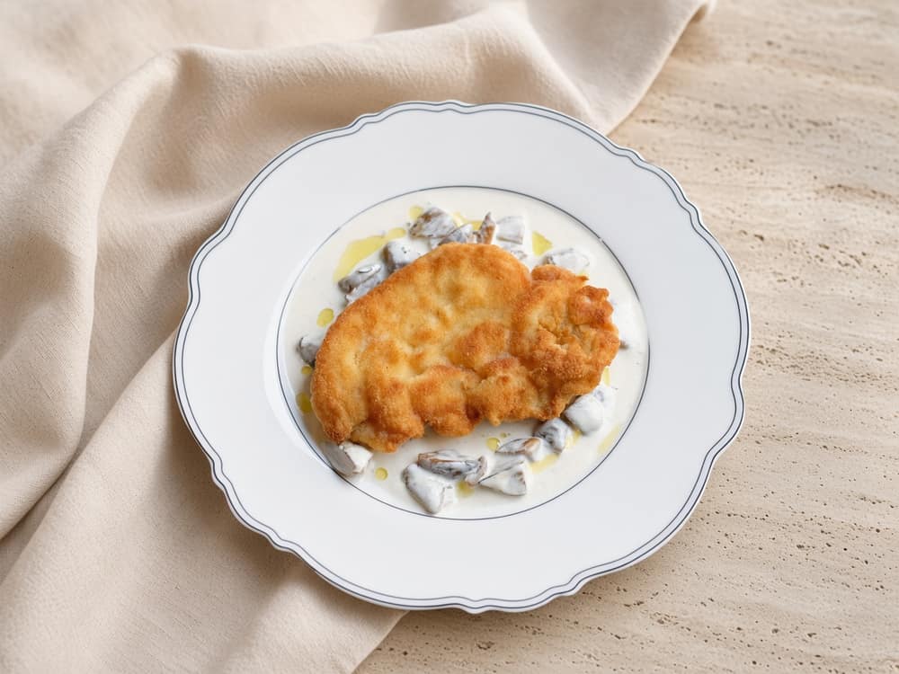 Шницель куриный и сливочный соус с белыми грибами